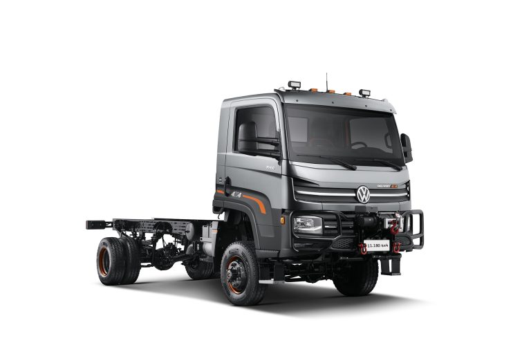 Delivery_11.180_4x4_3_4_Passageiro_Cinza-Moonstone-1-768x512